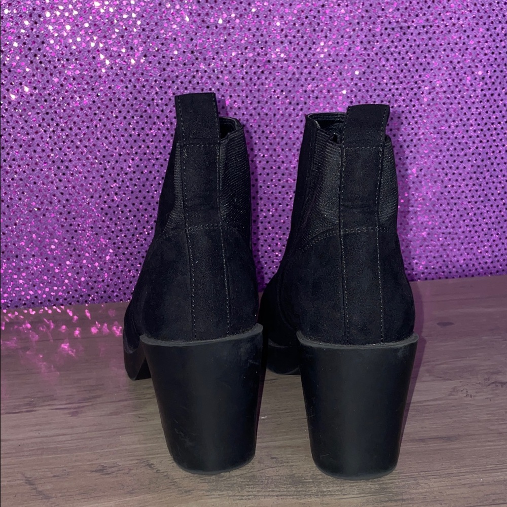 🏝️🎉 Used Black Suede Ankle Boots - Picture 3 of 10